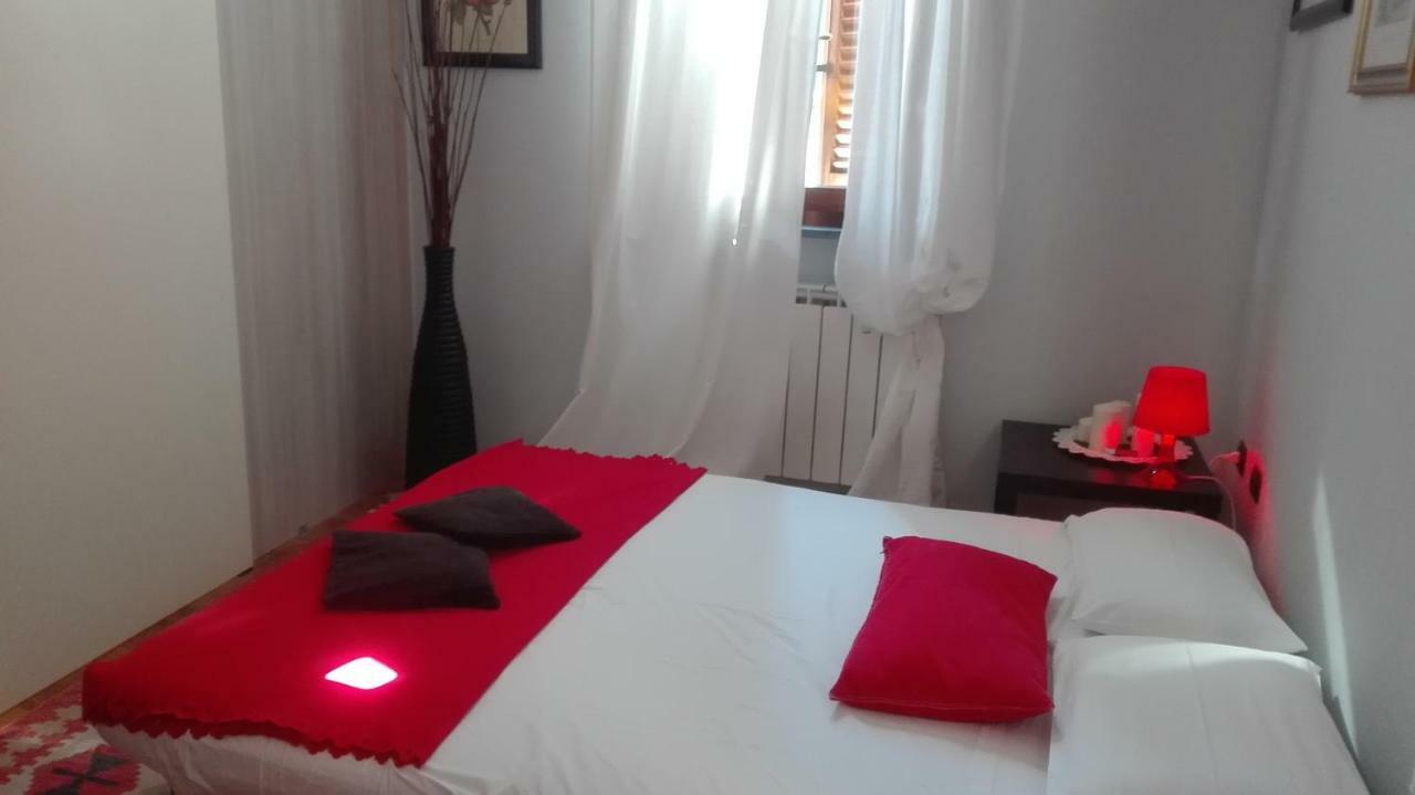 La Rondine Apartment Лука Екстериор снимка